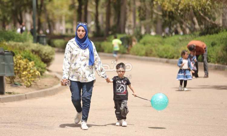 أجواء مليئة بالبهجة والسعادة.. احتفالات المصريين بشم النسيم في حديقة الأزهر