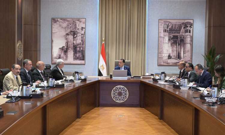 جانب من اجتماع رئيس الوزراء