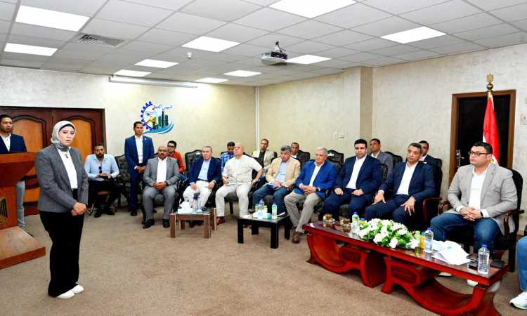وزير الإسكان خلال اللقاء