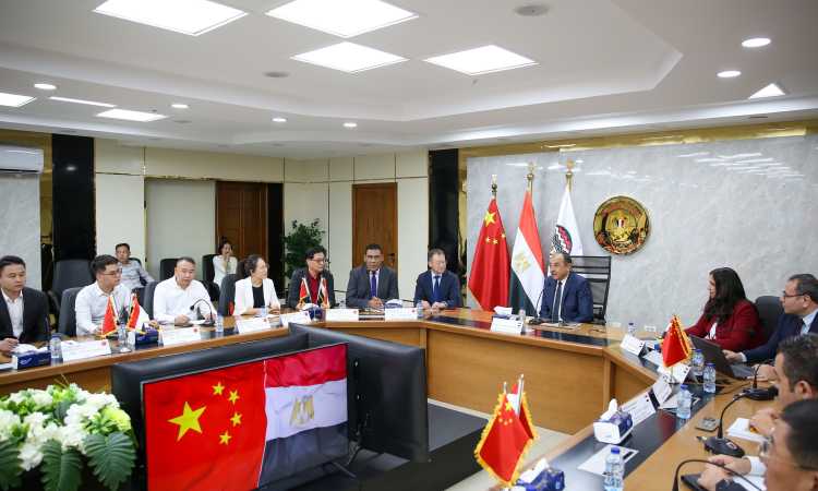 وزير قطاع الأعمال العام يستقبل وفدًا صينيًا