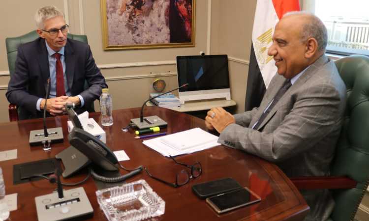 وزير الكهرباء خلال الاجتماع