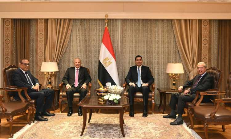وزير الشباب والرياضة مع وفد اتحاد الكرة