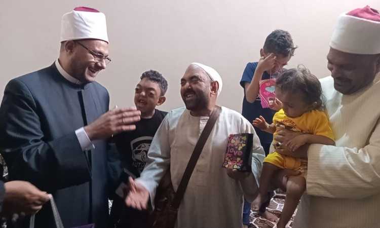 تكريم أحد المواطنين بأسوان