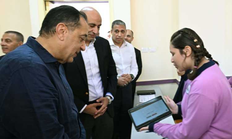 رئيس الوزراء خلال الجولة