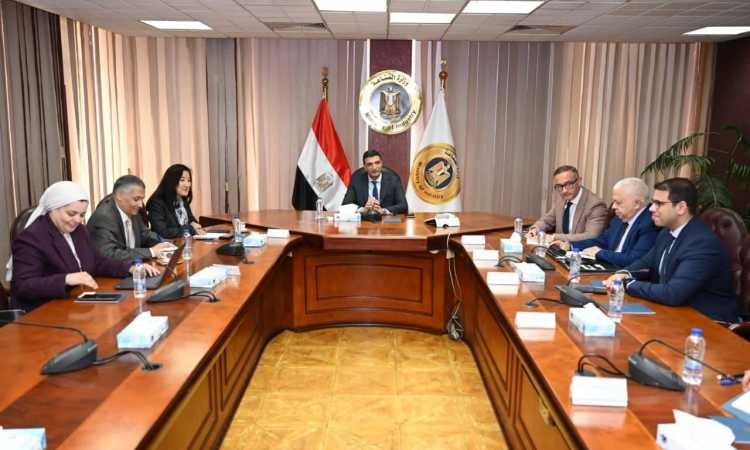 وزير الصناعة خلال اللقاء