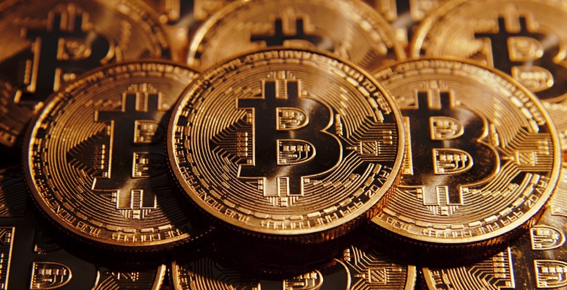 تقلبات قياسية تضرب سوق العملات الرقمية: البتكوين يتأرجح بين 65 و74 ألف دولار