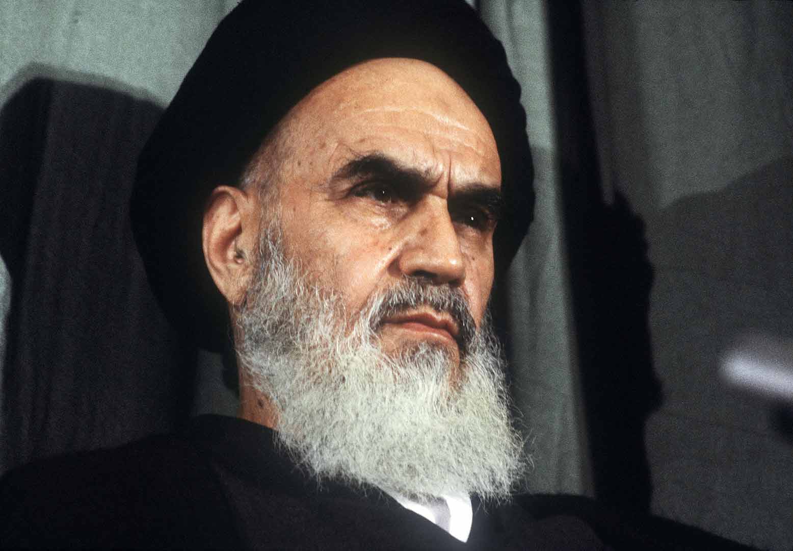 الإمام الخومينى قائد الثورة الإيرانية