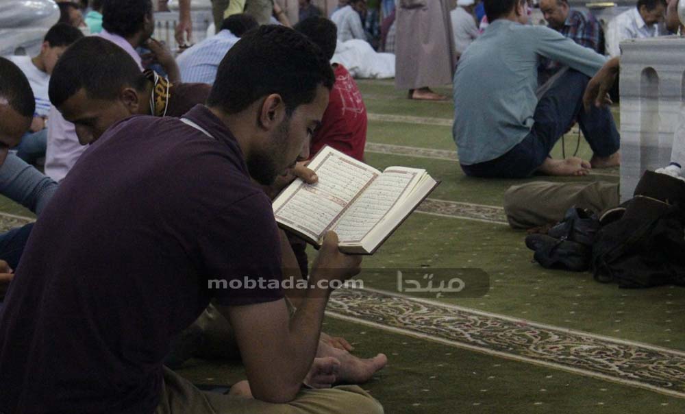 أجواء رمضانية من داخل مسجد الحسين