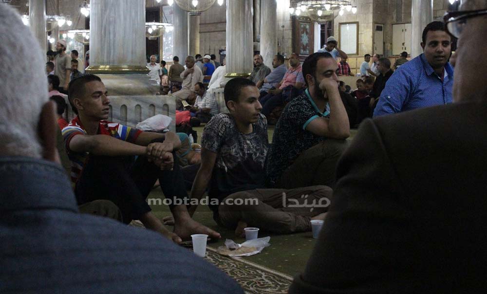 أجواء رمضانية من داخل مسجد الحسين