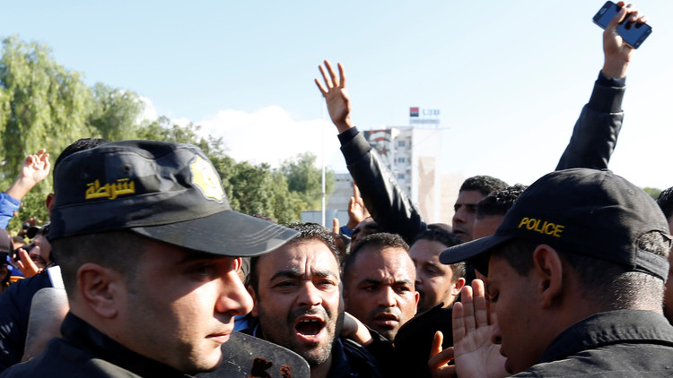 احتجاجات أمام البرلمان على عودة الإرهابيين إلى تونس