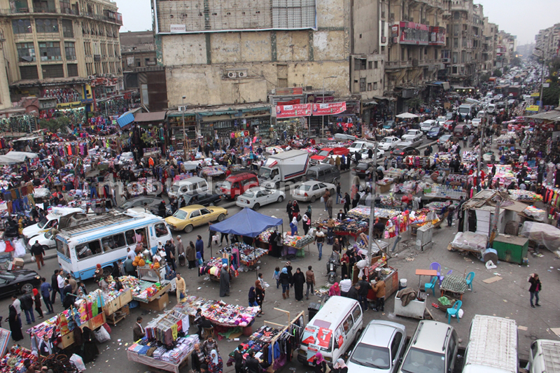 حي الموسكي بالقاهرة: صورة نادرة تكشف تحول أشهر المناطق التجارية منذ 71 عاماً
