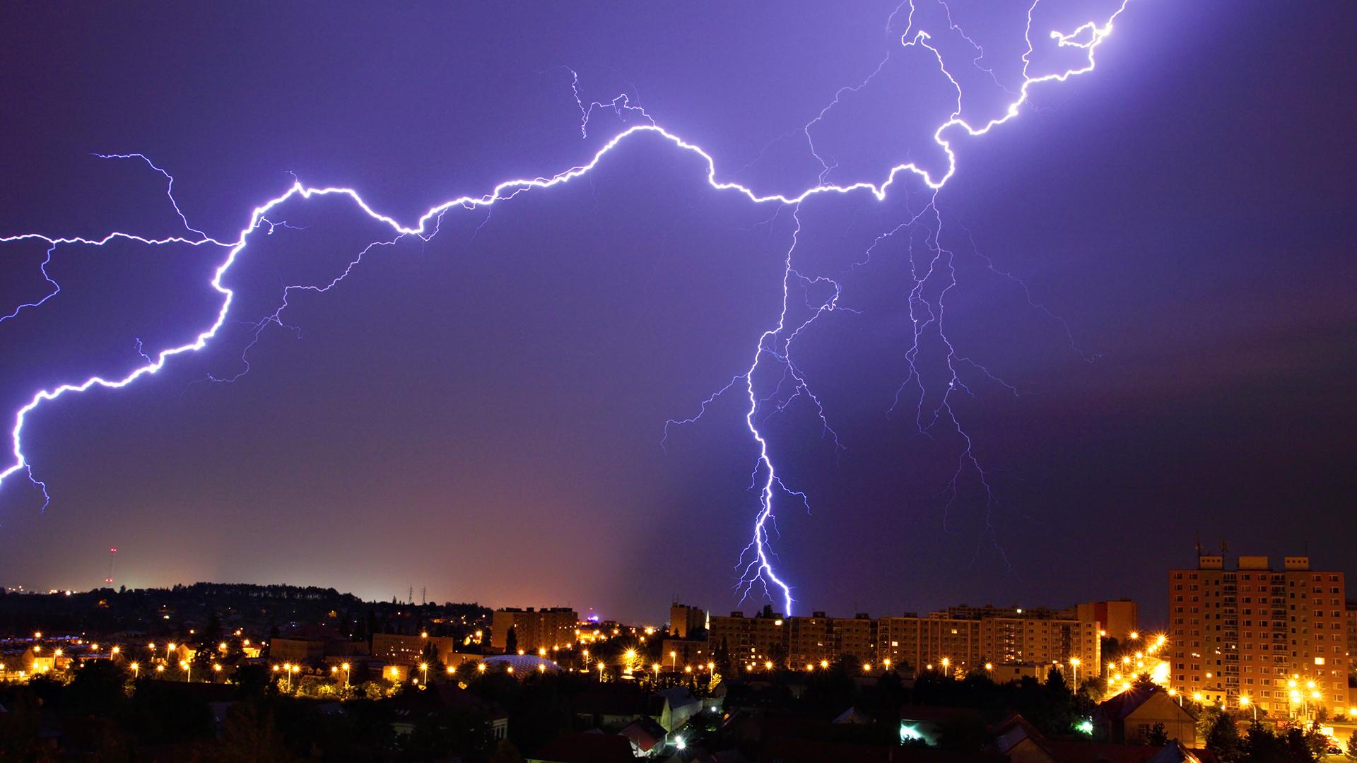 7 أخطاء شائعة يجب تجنبها أثناء العواصف الرعدية لحماية حياتك