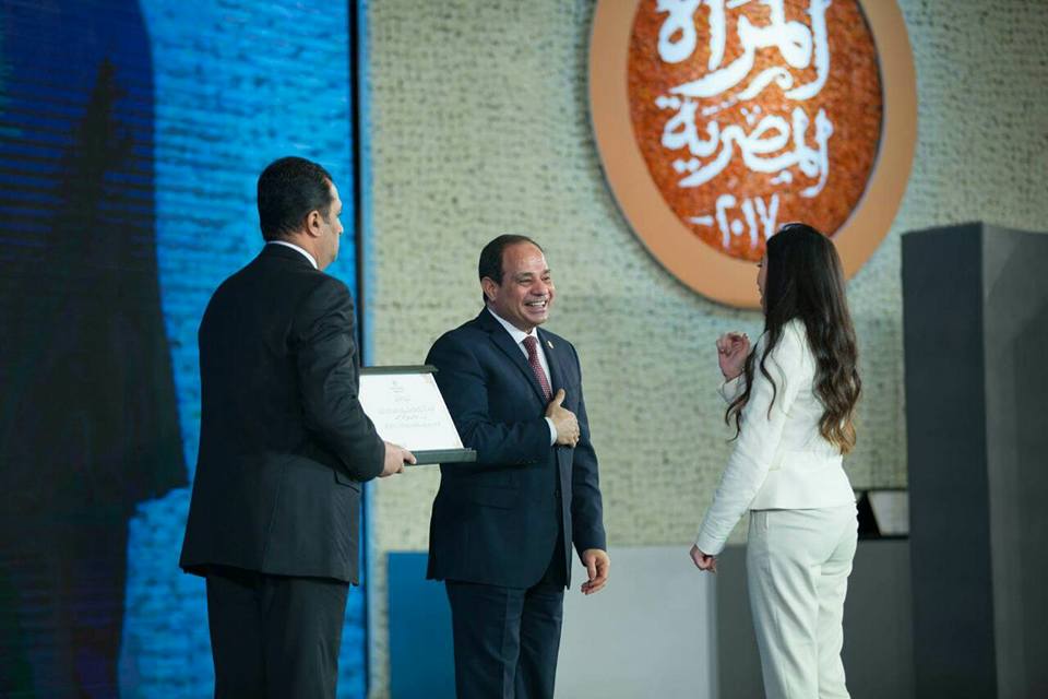 الرئيس خلال تكريم إحدى السيدات بمناسبة عام المراة