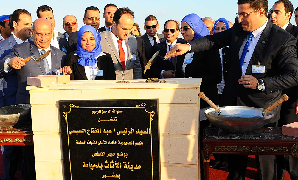 السيسى يضع حجز أساس مدينة دمياط للأثاث