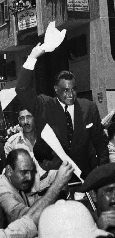 الرئيس جمال عبد الناصر محمولا على الأكتاف
