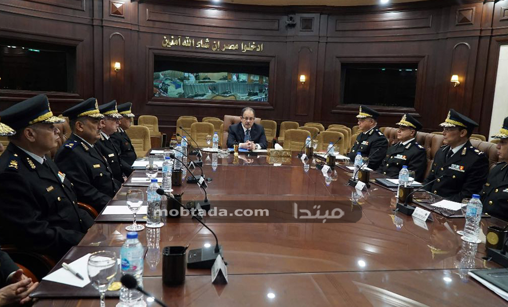 وزير الداخلية مع قيادات الشرطة