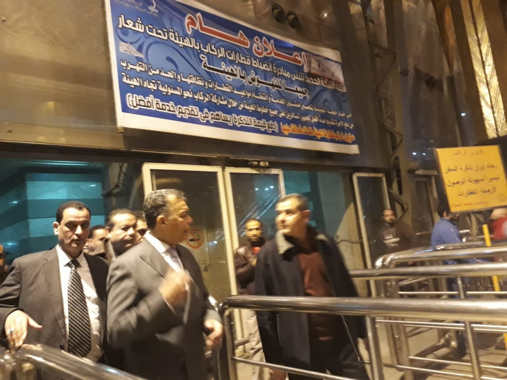 وزير النقل يتفقد المترو ومحطة مصر