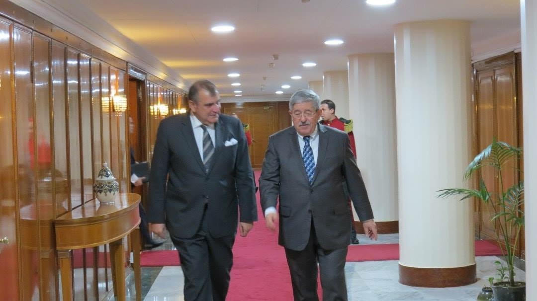 رئيس الوزراء الجزائرى يستقبل السفير المصرى