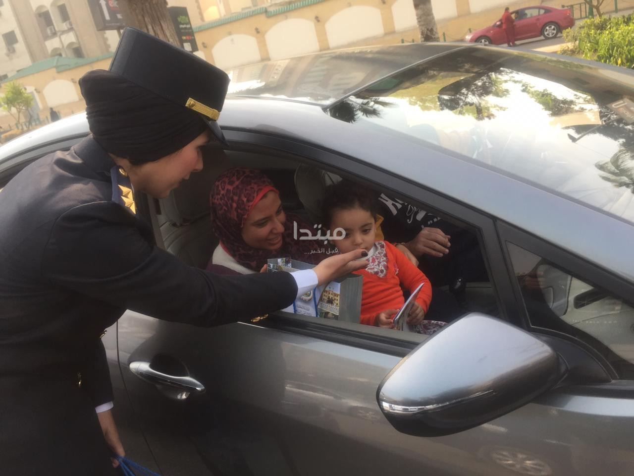 الشرطة تفاجئ المواطنين بالهدايا فى عيدها