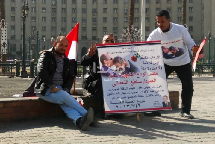المواطنون فى التحرير لتهنئة الشرطة بعيدهم