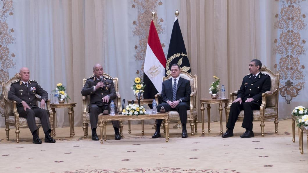 وزير الدفاع يزور الداخلية لتهنئتهم بعيد الشرطة