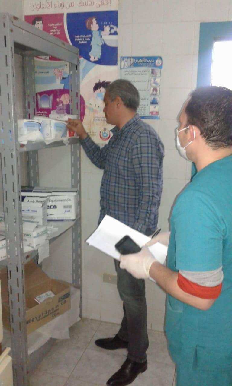 مدير الشؤون الصحية خلال الجولة