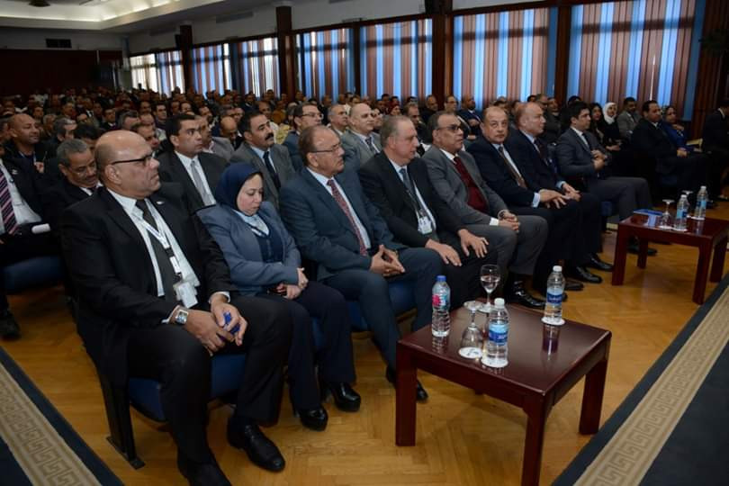 وزير الطيران خلال الجولة