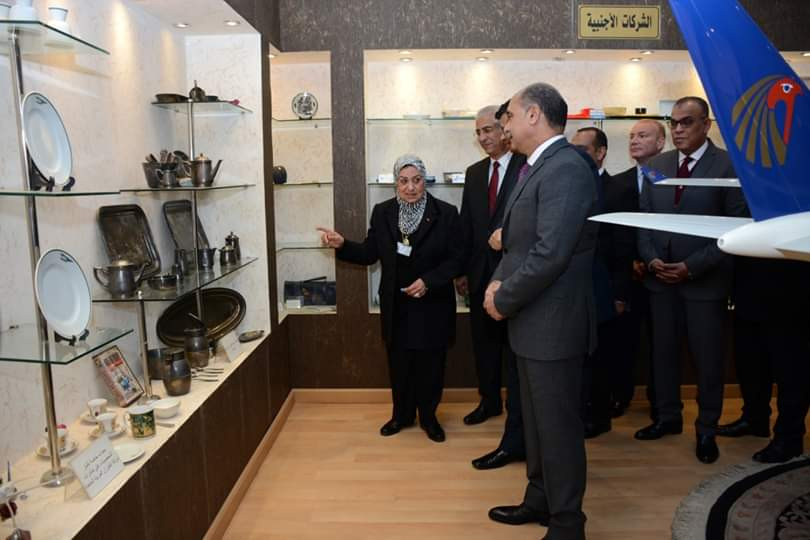وزير الطيران خلال الجولة