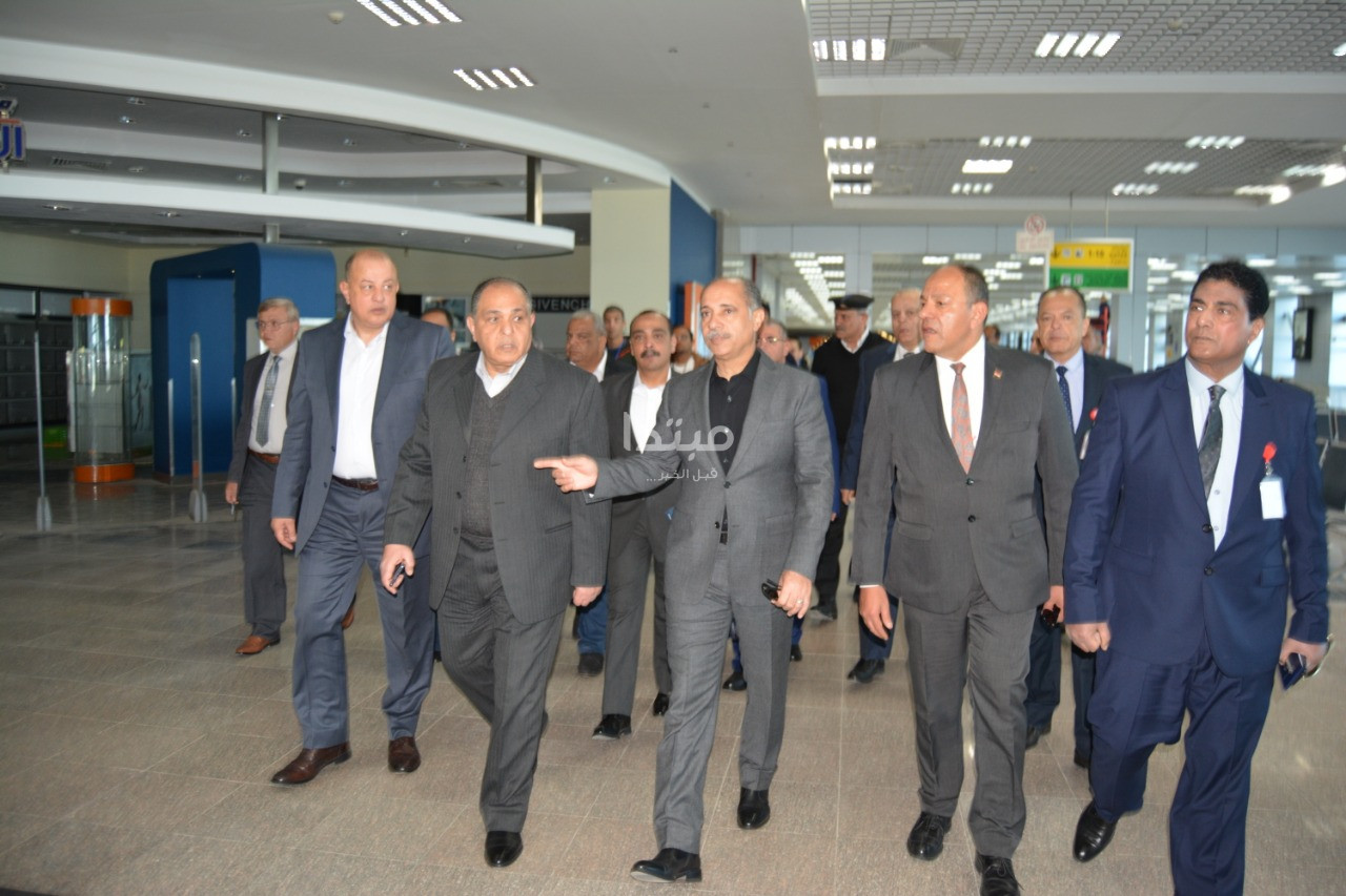 الفريق يونس المصرى وزير الطيران المدنى