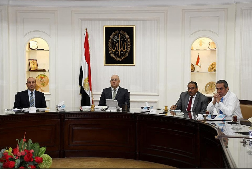 وزير الإسكان مع رئيس الجهاز  المركزى للتعمير