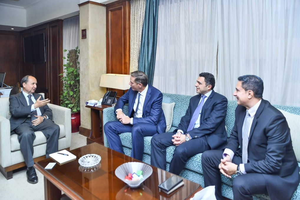 عمرو نصار مع وفد شركة شنايدر