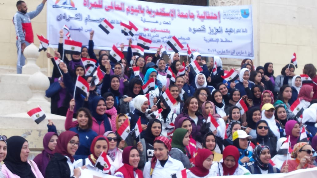 مسيرة للاحتفال باليوم العالمي للمرأة بكورنيش الإسكندرية