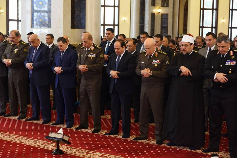 السيسى يؤدى صلاة الجمعة ويجتمع بكبار قادة القوات المسلحة والشرطة