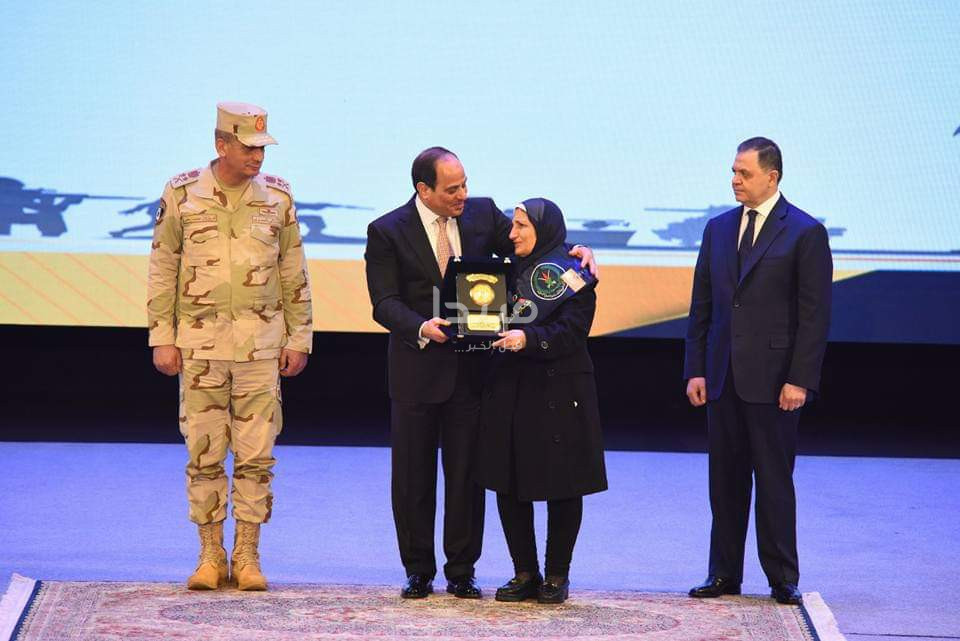 السيسى يكرم عددًا من أسر الشهداء