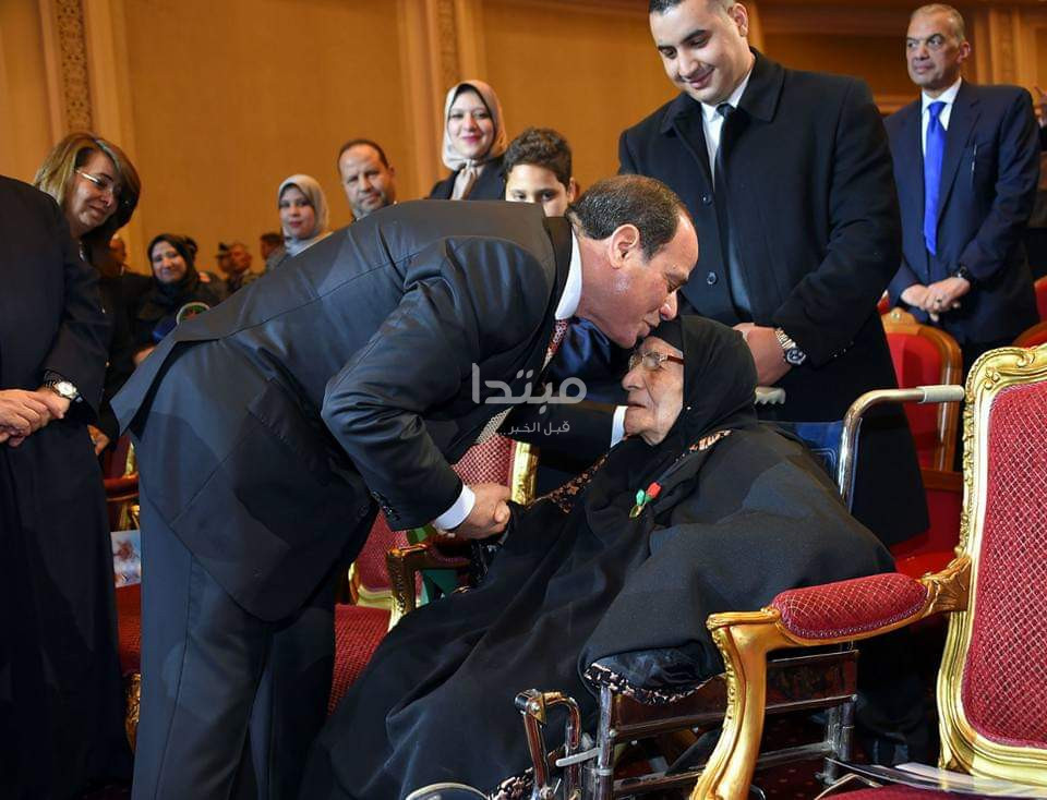 السيسى يكرم عددًا من أسر الشهداء
