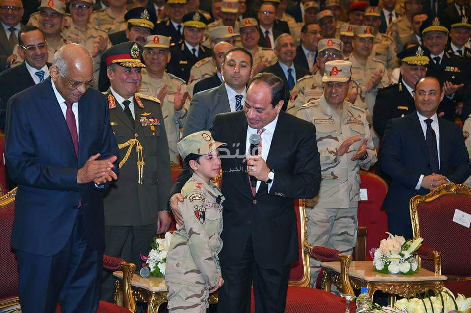 السيسى يكرم عددًا من أسر الشهداء