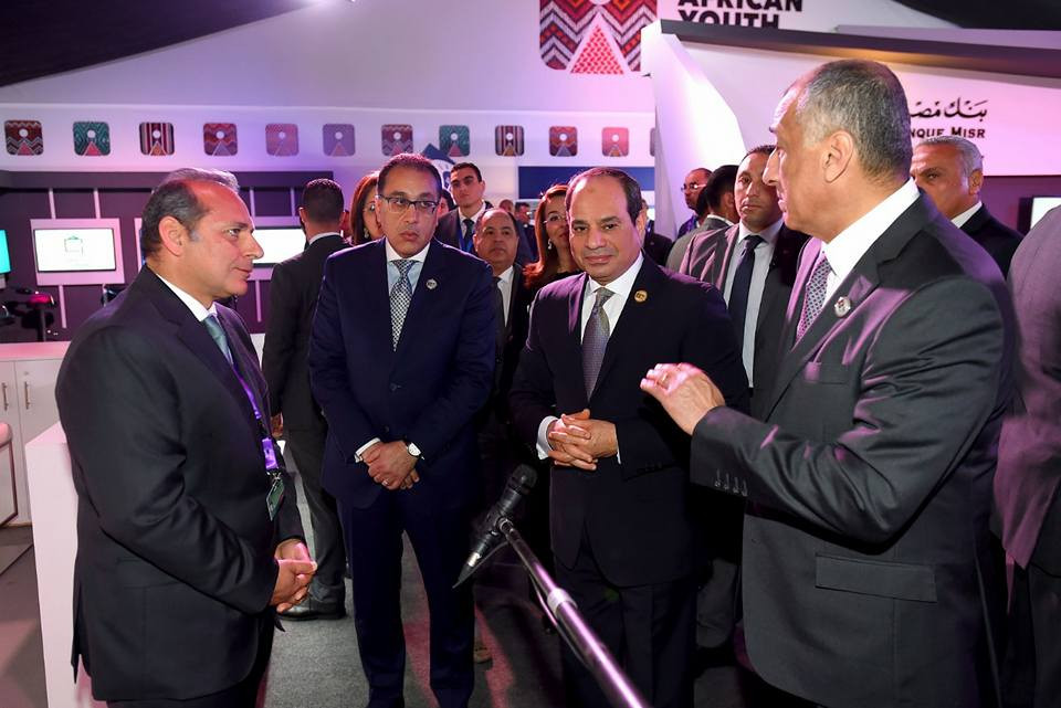 السيسى فى الجناح الاقتصادى