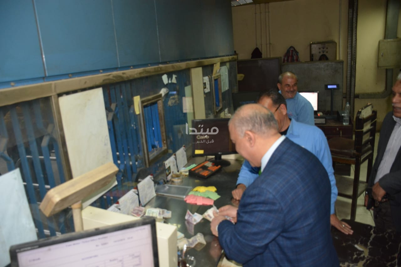 رئيس المترو يتفقد المحطات