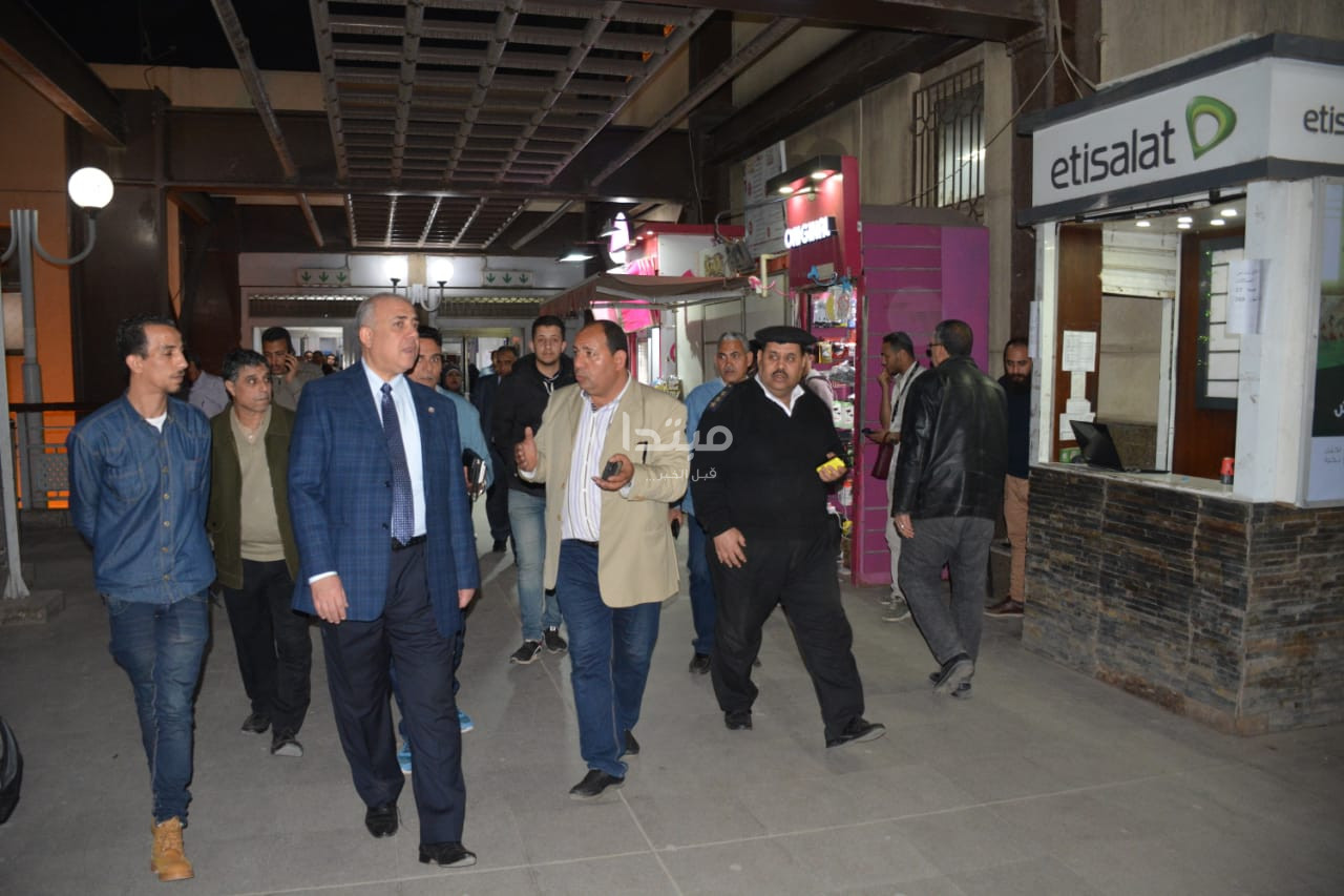 رئيس المترو يتفقد المحطات