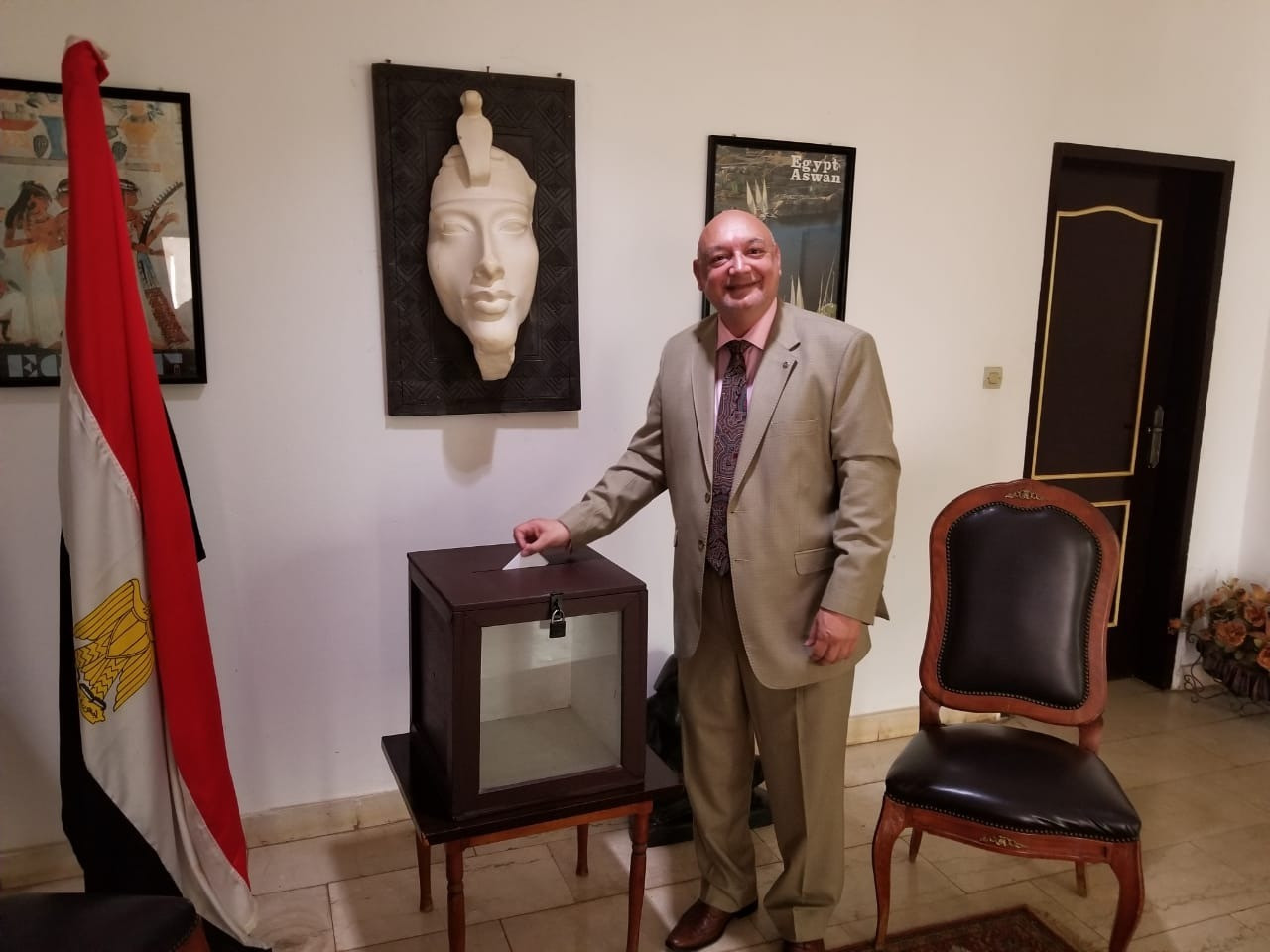 أول ناخب مصرى يدلى بصوته فى الكاميرون