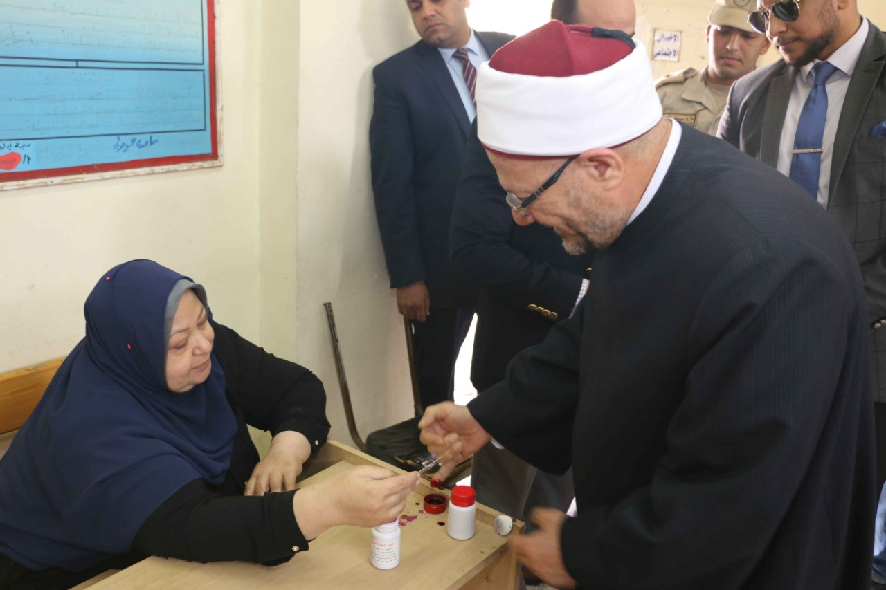 مفتى الجمهورية يدلى بصوته فى الاستفتاء