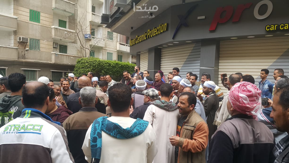 مواطنون يحتفلون أمام لجان الاستفتاء بـ&laquo;التعديلات الدستورية