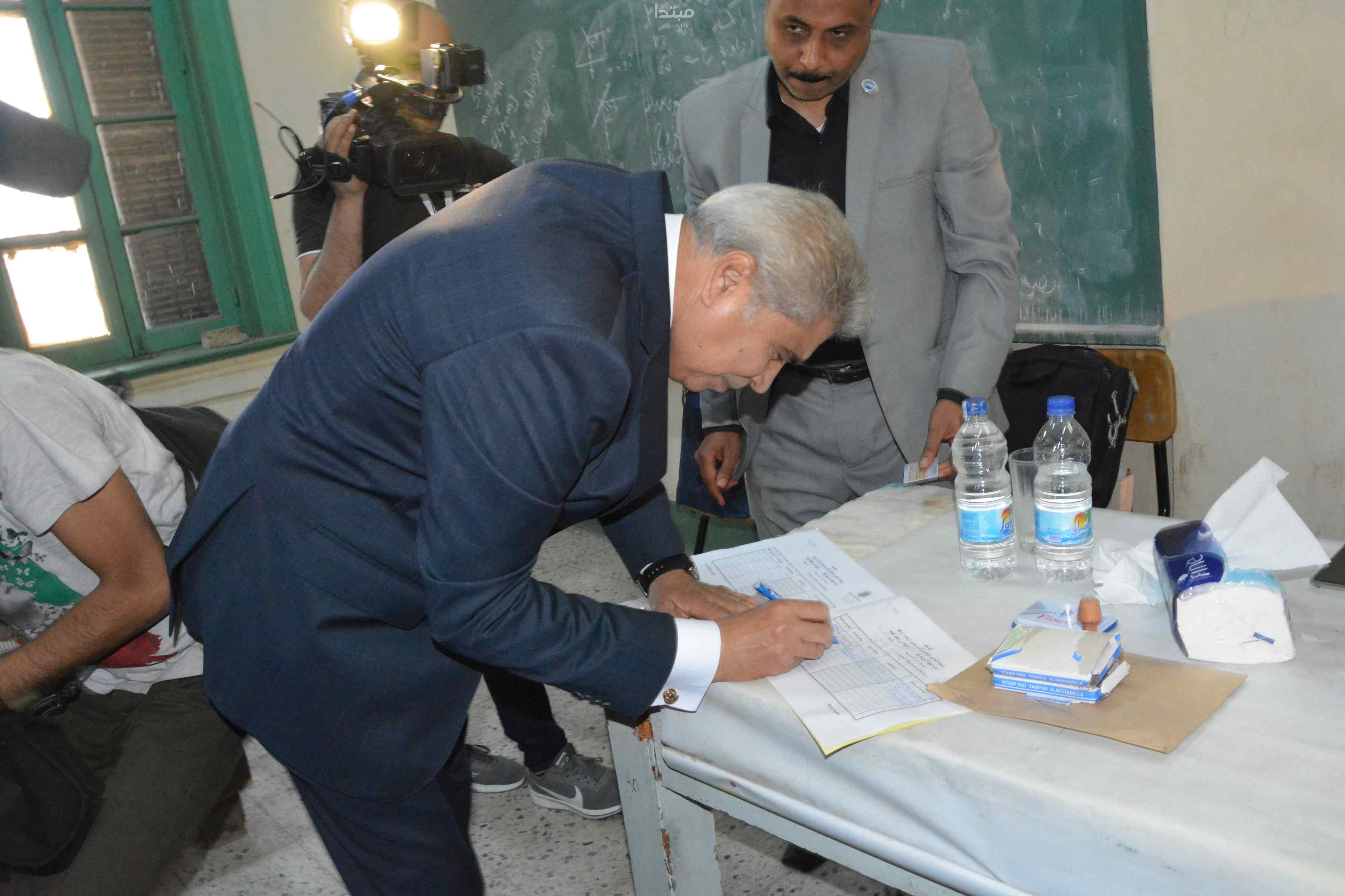 محافظ المنيا يدلى بصوته فى الاستفتاء على «التعديلات الدستورية»