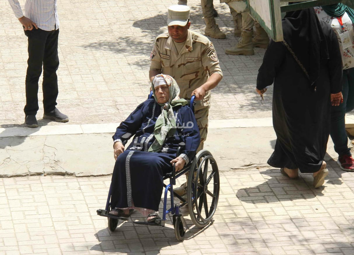 سيدة قعيدة تدلى بصوتها فى الاستفتاء
