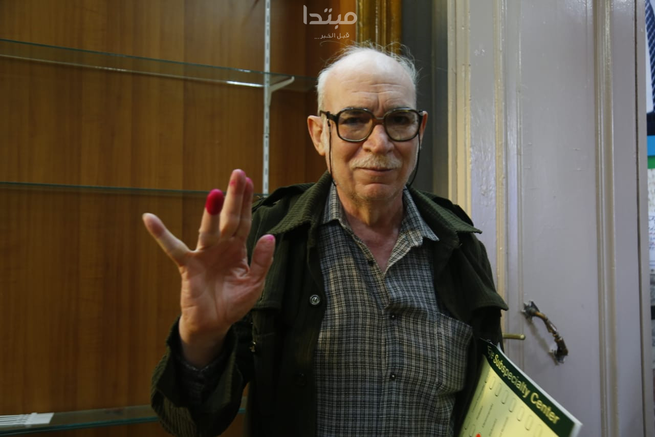 ابنة هشام بركات تساعد كبار السن على المشاركة بالاستفتاء