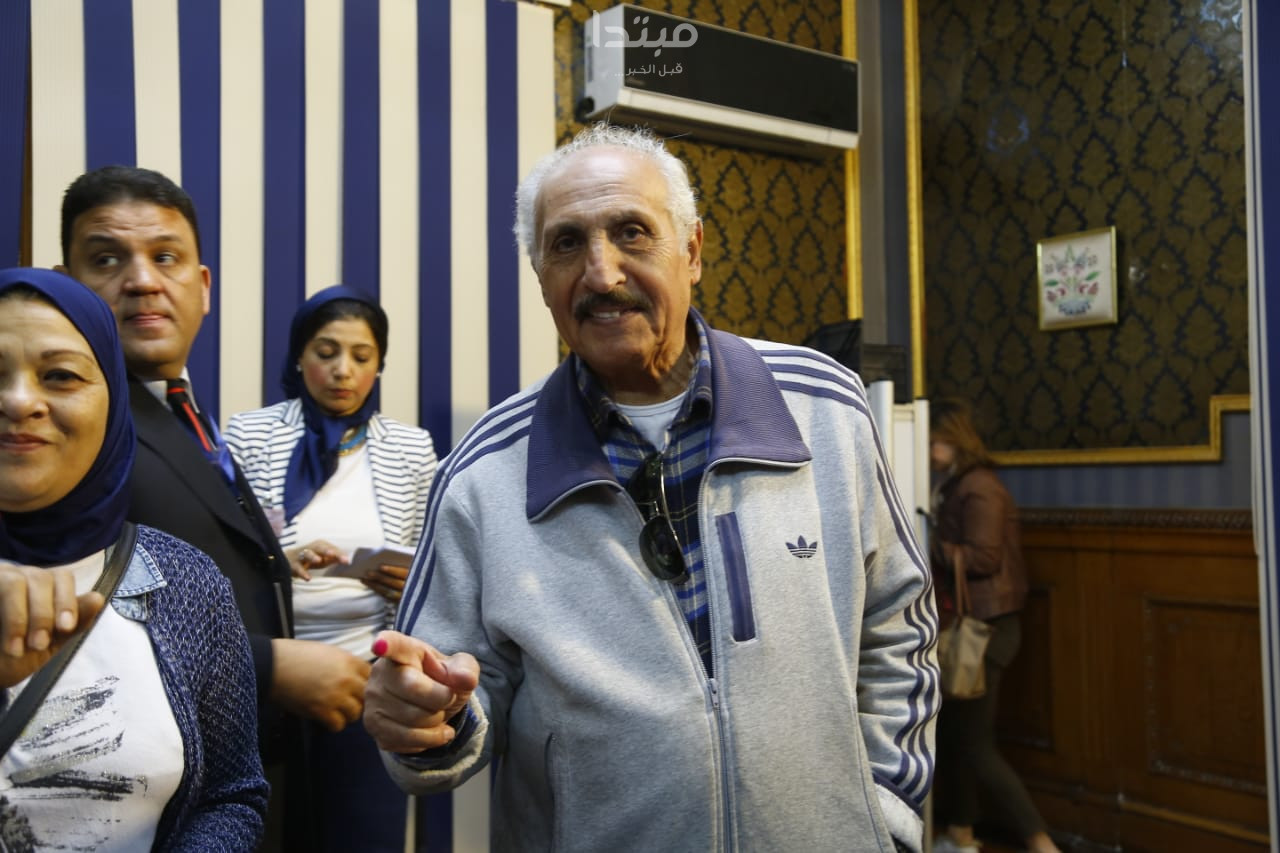ابنة هشام بركات تساعد كبار السن على المشاركة بالاستفتاء