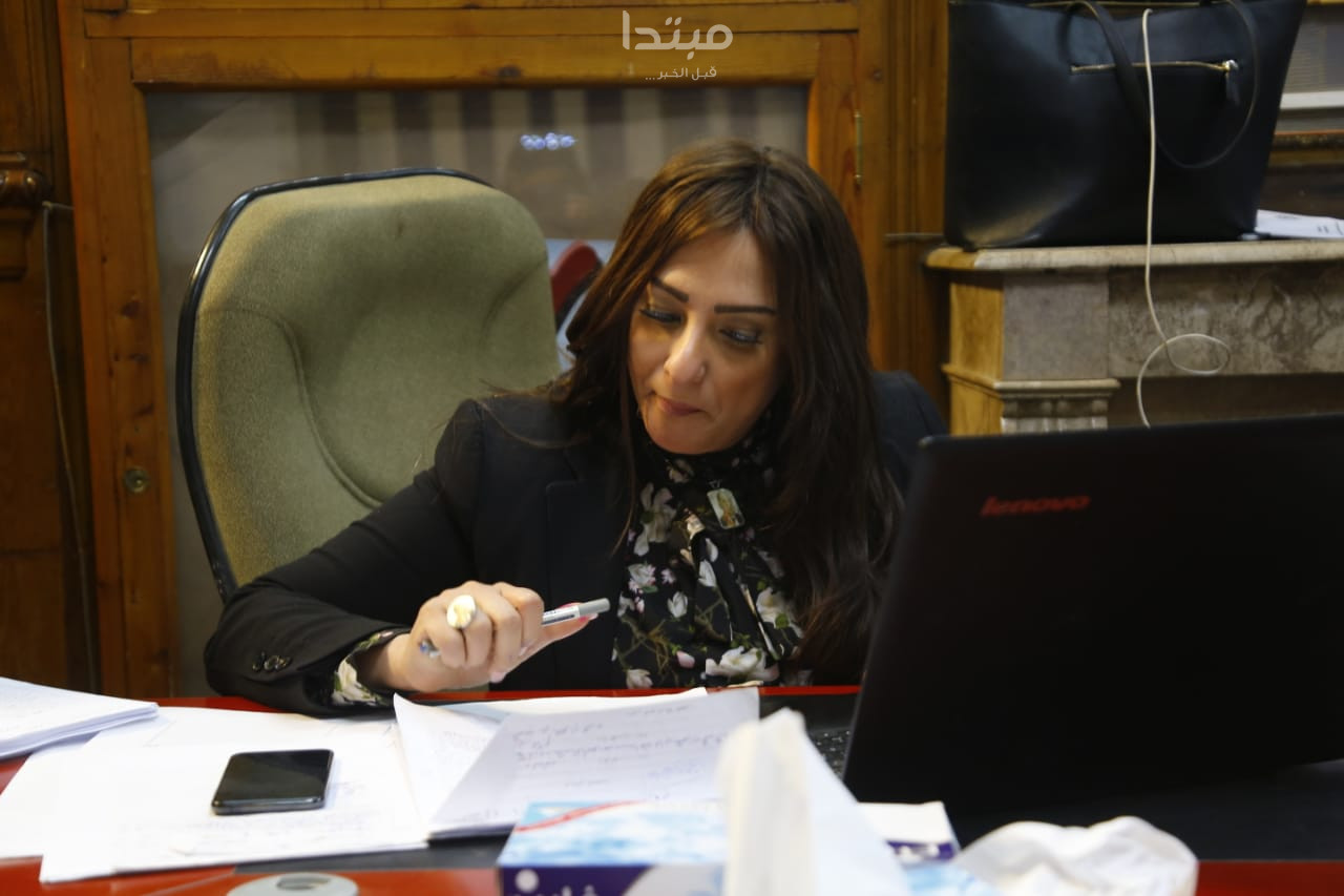 ابنة هشام بركات تساعد كبار السن على المشاركة بالاستفتاء
