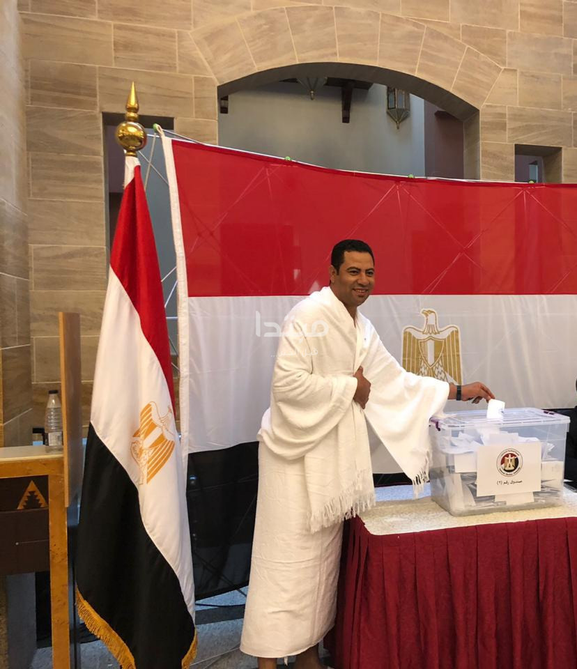 المصريون يشاركون فى الاستفتاء الدستورى بملابس الإحرام