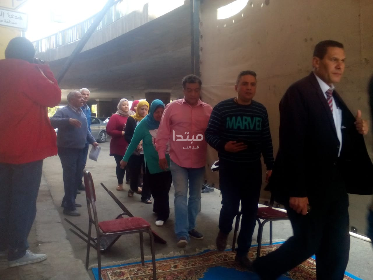 توافد المواطنين على لجان الاستفتاء
