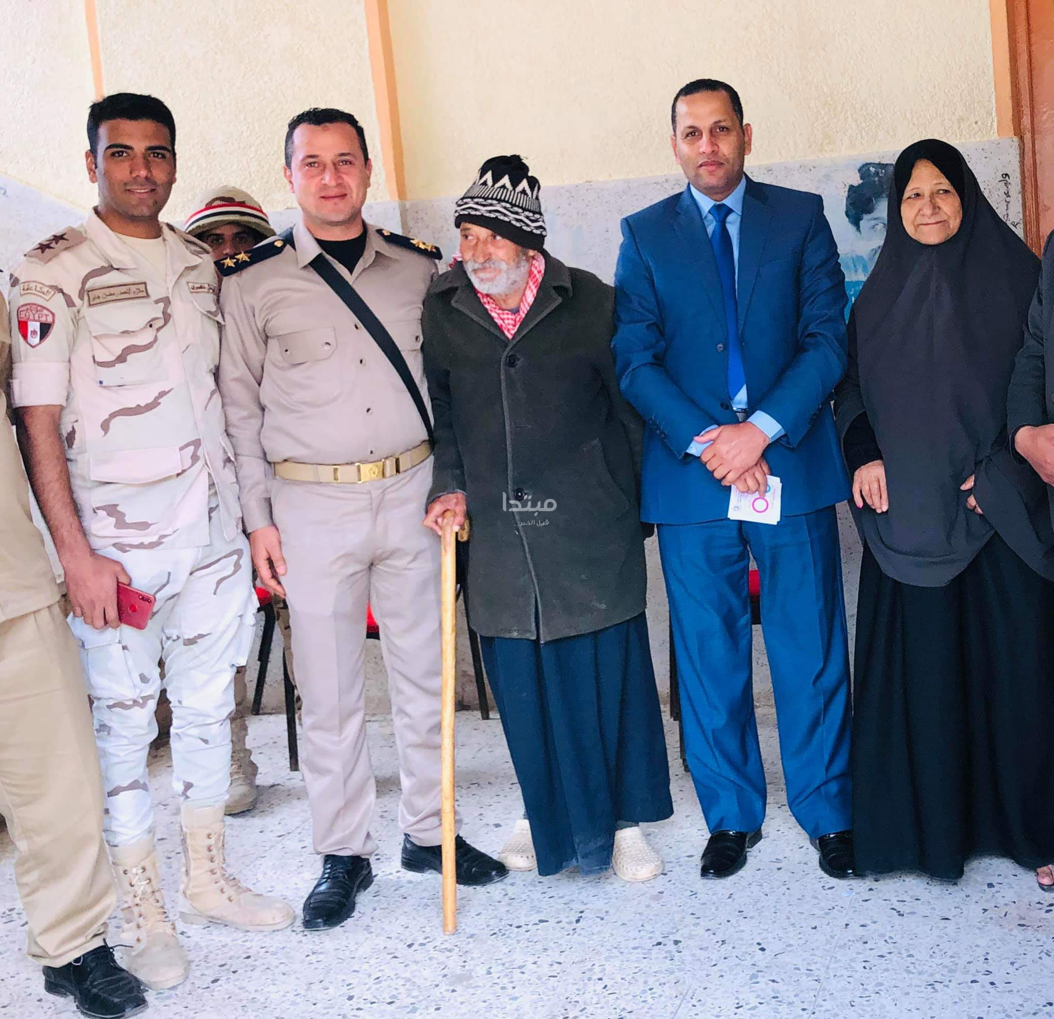 مسنة تدلى بصوتها فى الاستفتاء